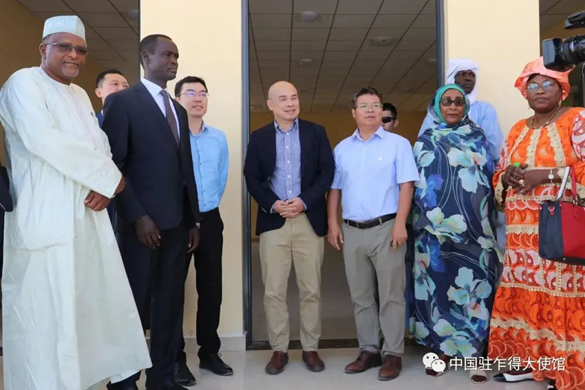 驻乍得大使王晰宁和乍得职业培训部长乌斯曼共同视察由中鼎国际承建的援乍得职业技术培训学校项目.jpg 驻乍得大使王晰宁和乍得职业培训部长乌斯曼共同视察由中鼎国际承建的援乍得职业技术培训学校项目.jpg